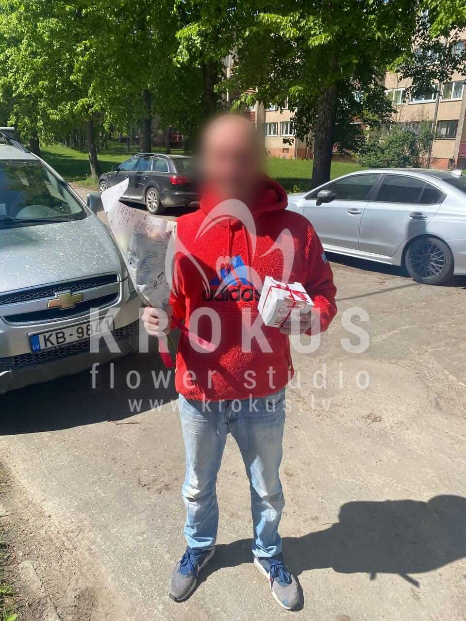 Ziedu piegāde Latvia Jūrmala (rozā rozesbaltas rozesoranžas rozesdzeltenas rozessarkanas rozes)