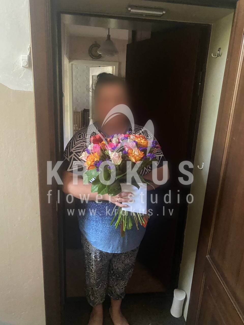 Deliver flowers to Rīga (pink roseswhite rosesorange rosescream rosesstatice)