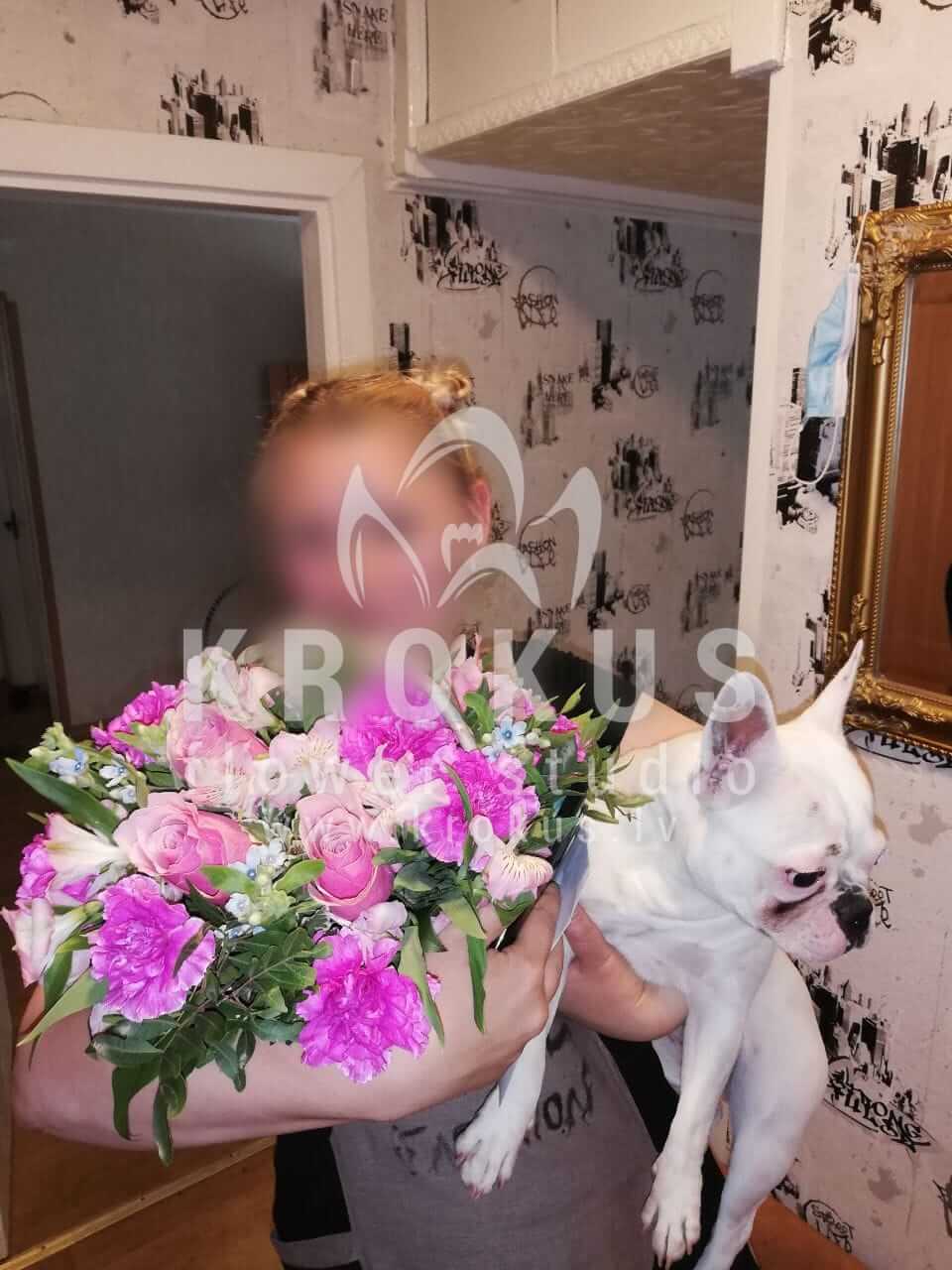 Ziedu piegāde Latvia Rīga (krūmrozesrozā rozesneļķeswaxflowersalal (goltjēra)statice)
