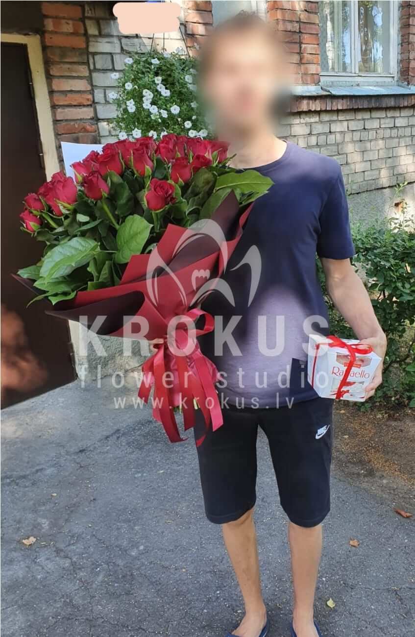 Ziedu piegāde Latvia Rīga (melnas rozessarkanas rozes)