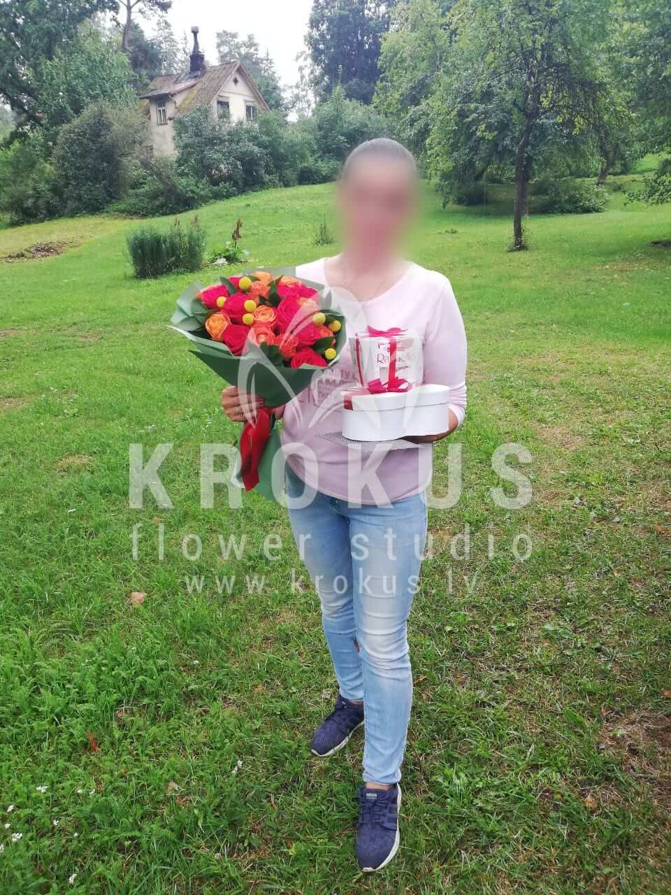 Ziedu piegāde Latvia Ogre (kraspēdijaruskussdzeltenas rozessarkanas rozes)