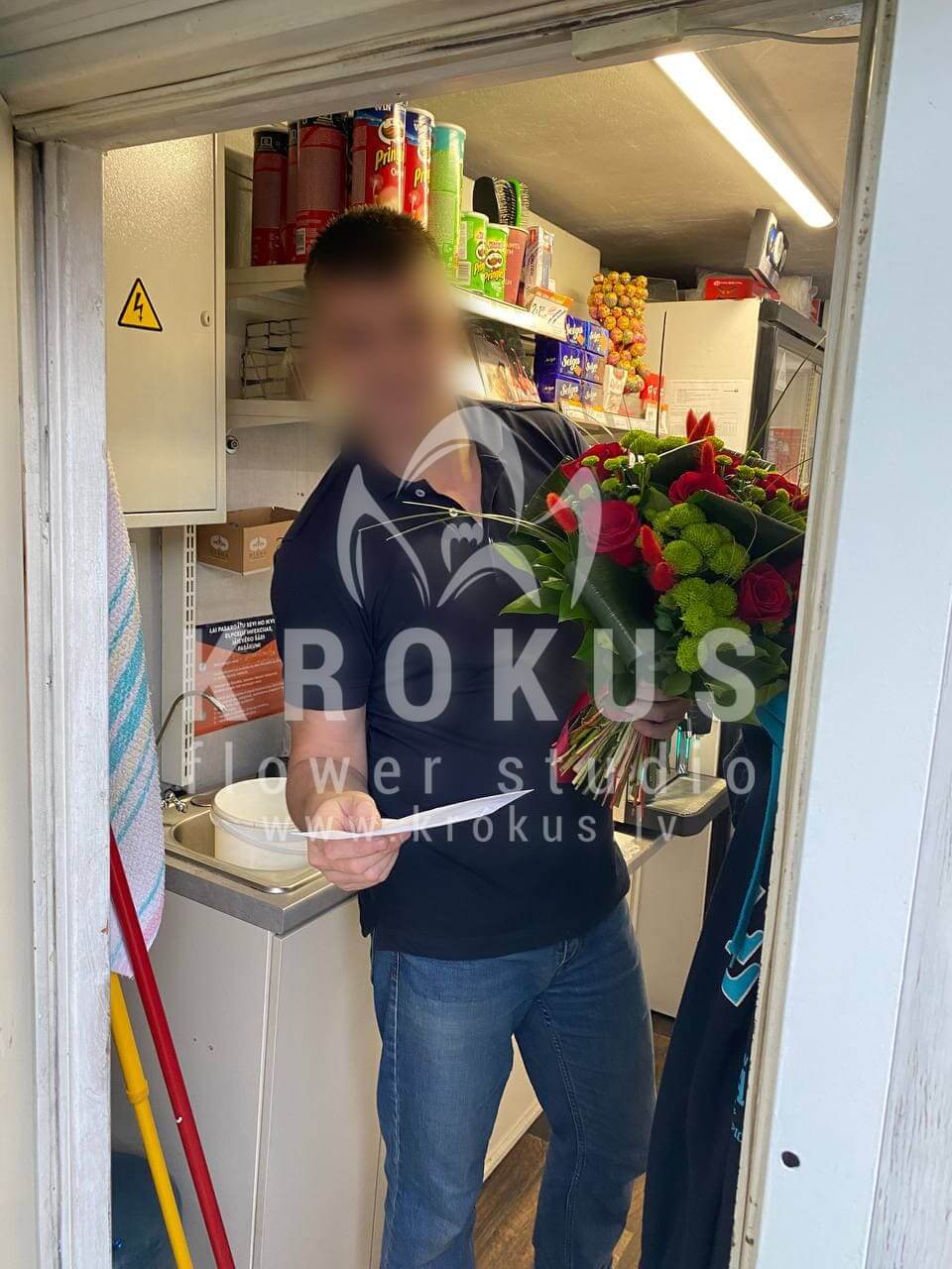 Ziedu piegāde Latvia Rīga (bergrasskrizantēmas hypericumsalal (goltjēra)sarkanas rozesaspidistra)