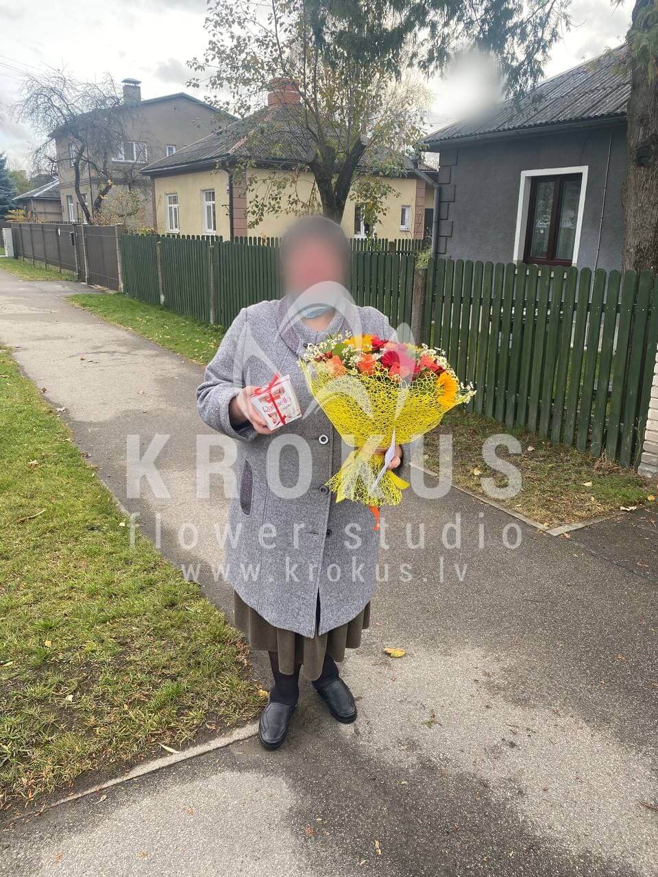Ziedu piegāde Latvia Rīga (krūmrozessaulespuķespļavas puķessolidagokrizantēmas hypericumgerberas)