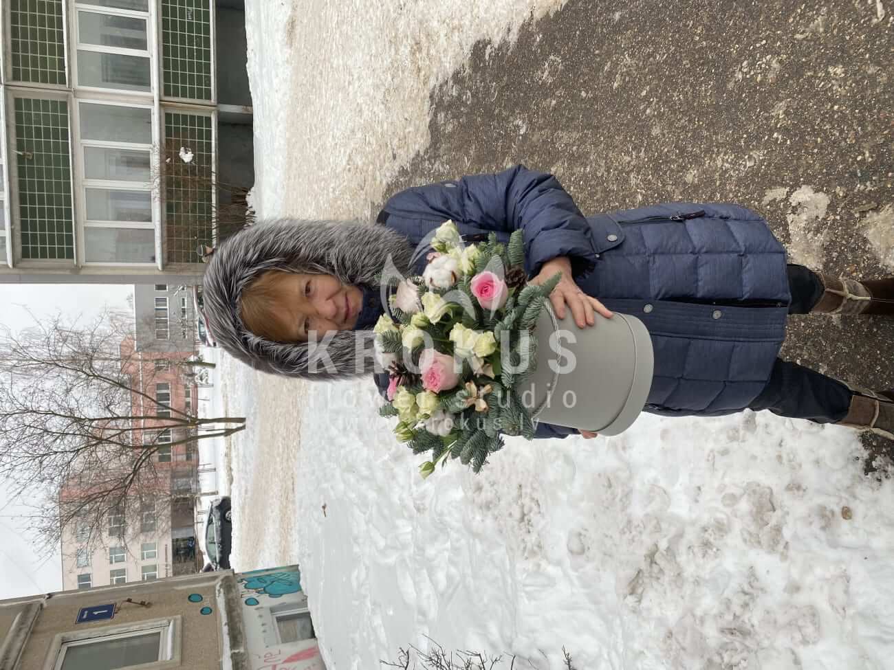 Ziedu piegāde Latvia Rīga (krūmrozesdekorsstilīga kastītekrēmkrāsas rozeskokvilnanobilis egle)