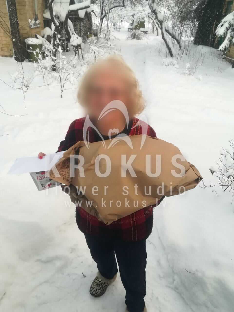 Ziedu piegāde Latvia Tīraine (krūmrozeskanēlisdekorseikaliptsnobilis egle)